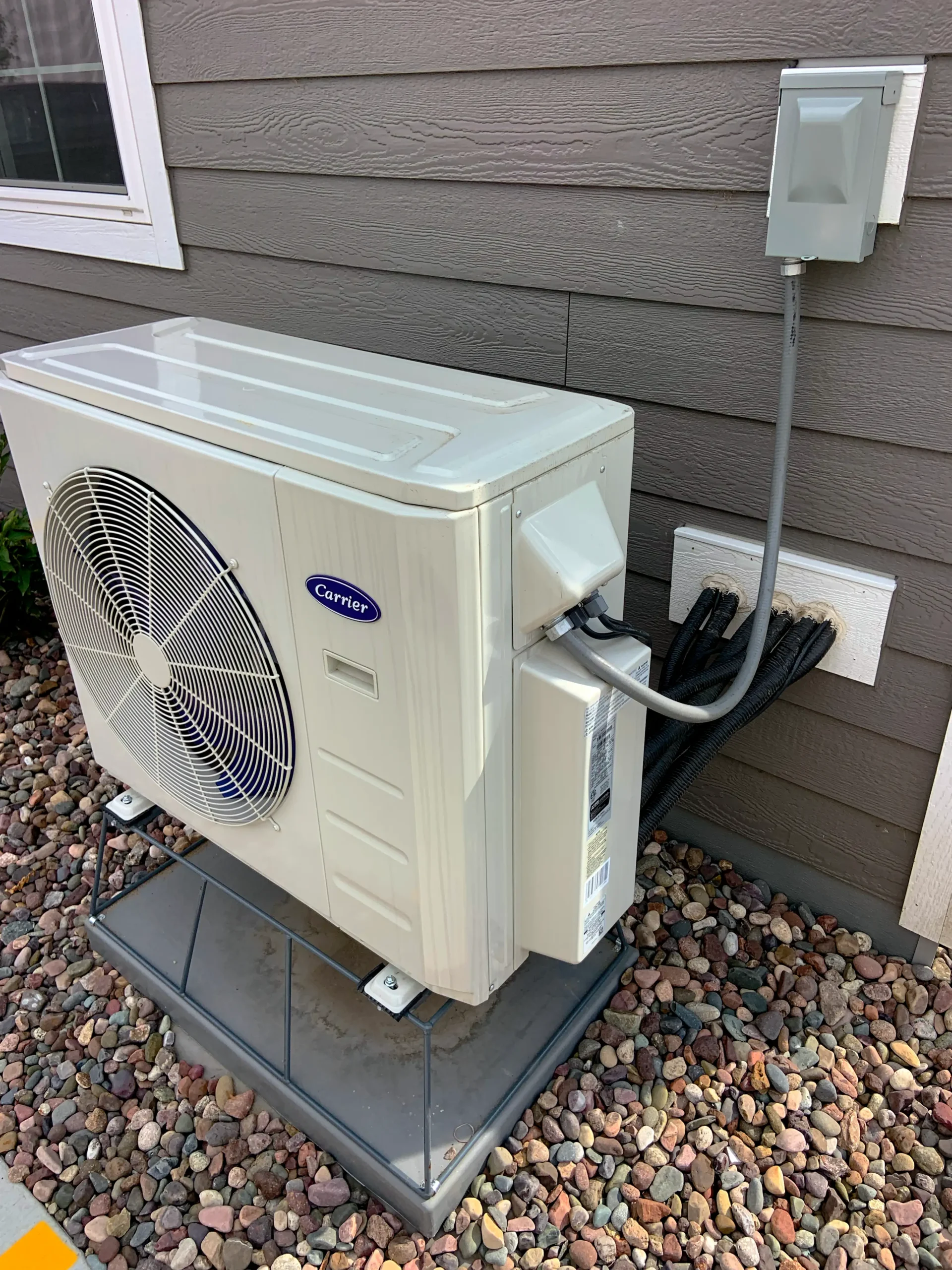 Moderne warmtepomp buitenunit bij een woning